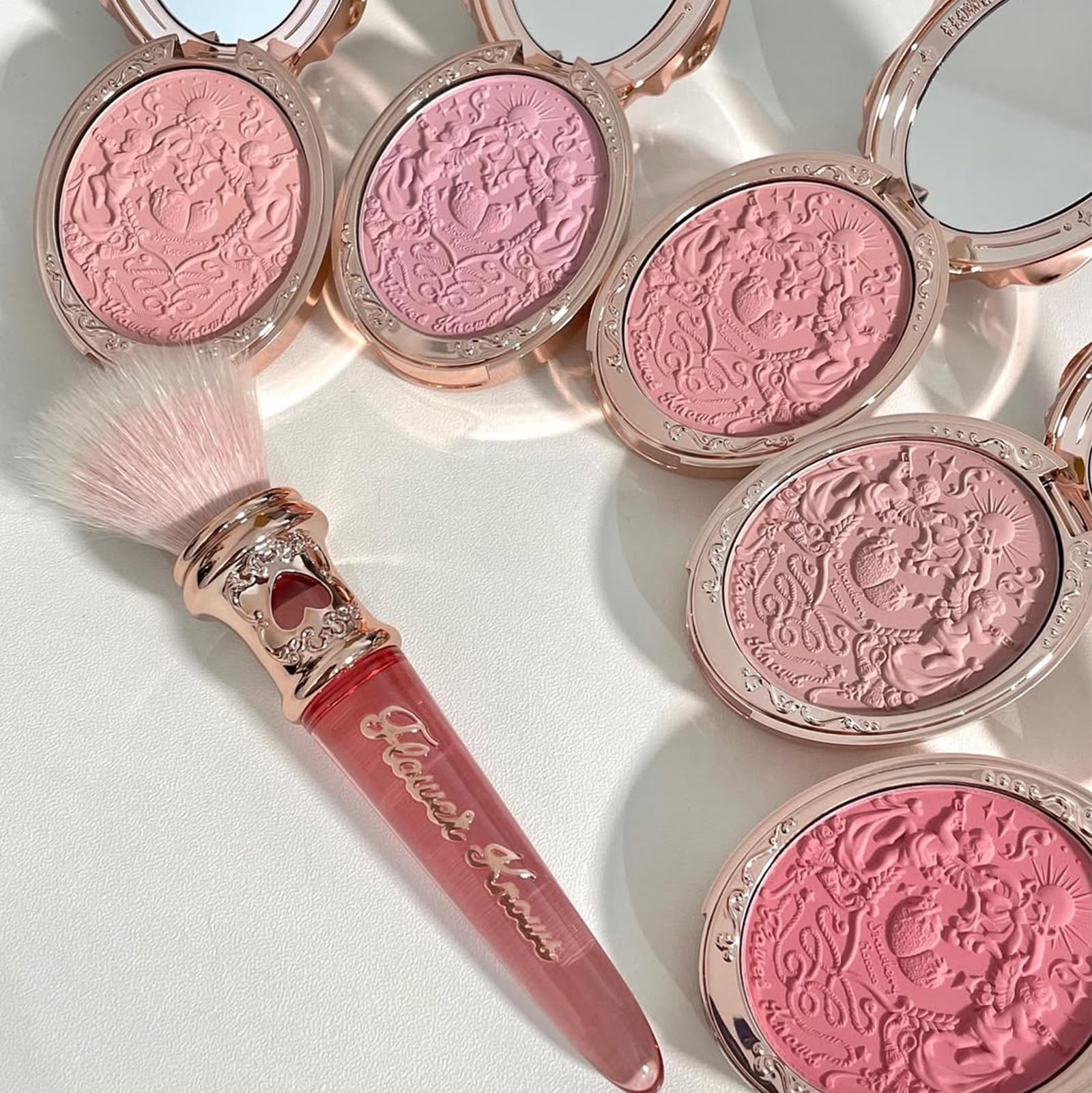 Flower Knows blush pour usage quotidien, look frais et lumineux.