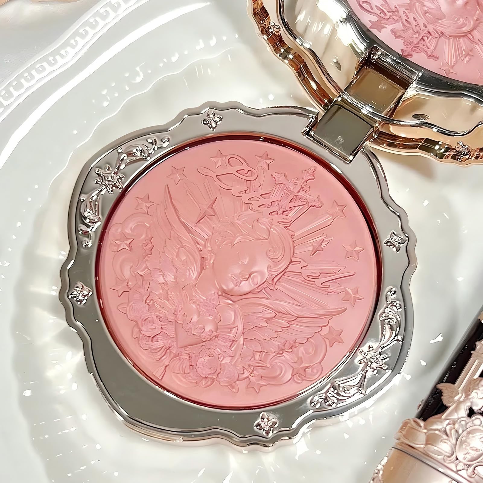 Flower Knows Little Angel crème-blush, rose mauve poussiéreux pour teint romantique.