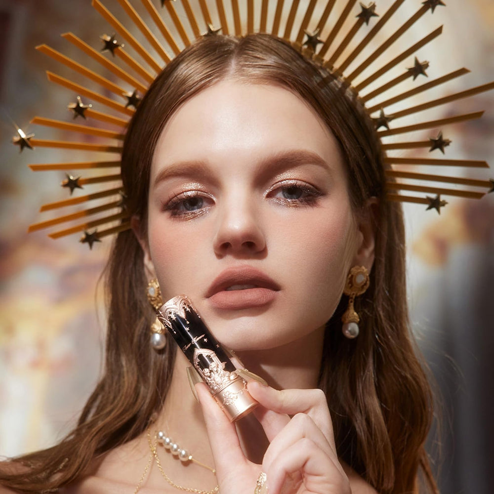 À associer avec le gloss Strawberry Rococo pour varier les looks.