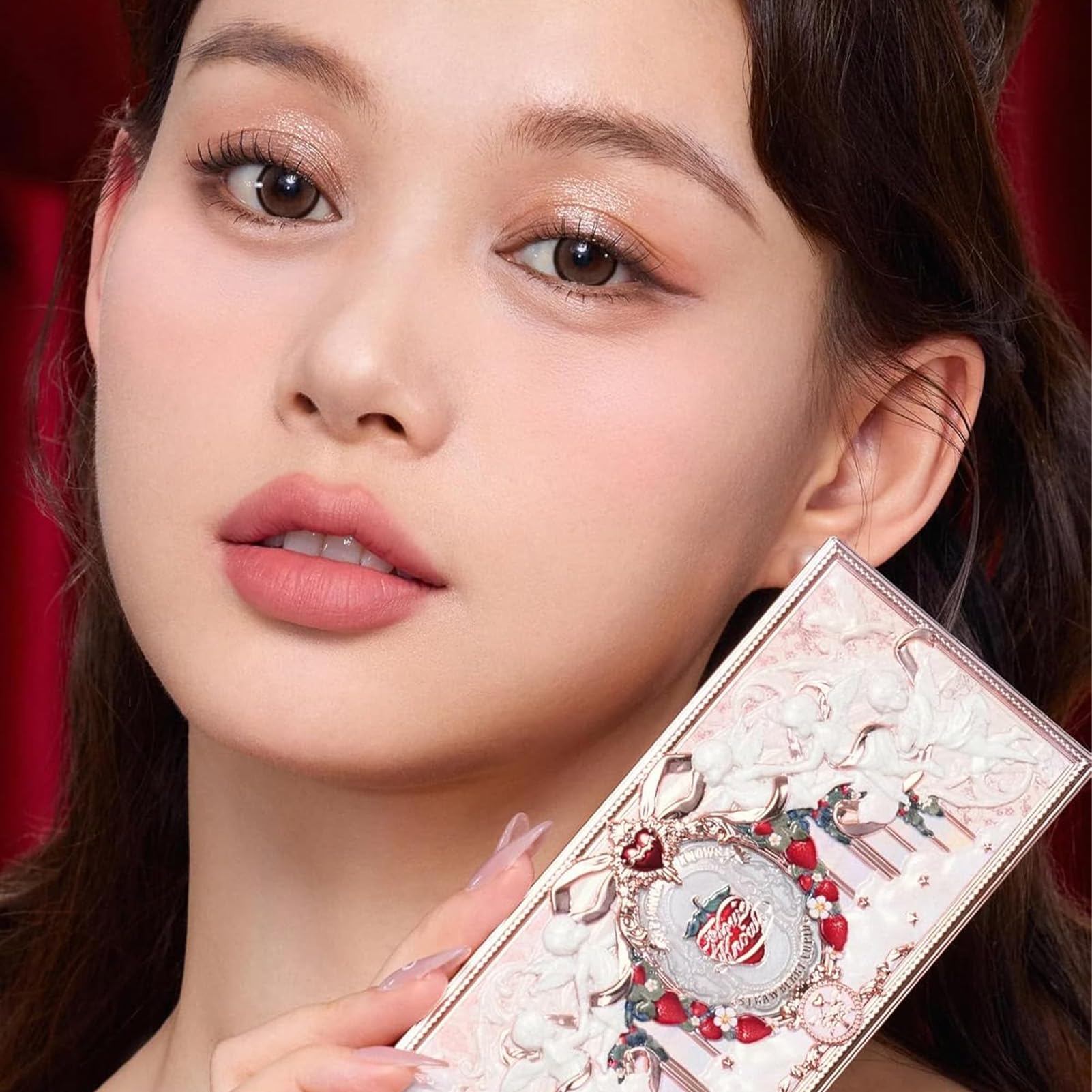Texture soyeuse Flower Knows Fraise Cupidon glisse facilement pour maquillage fluide.