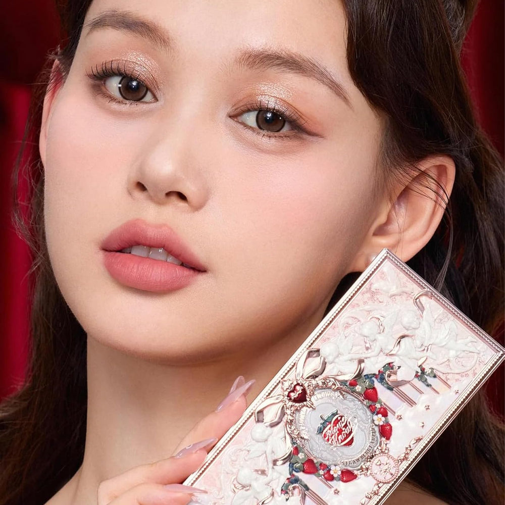 Texture soyeuse Flower Knows Fraise Cupidon glisse facilement pour maquillage fluide.