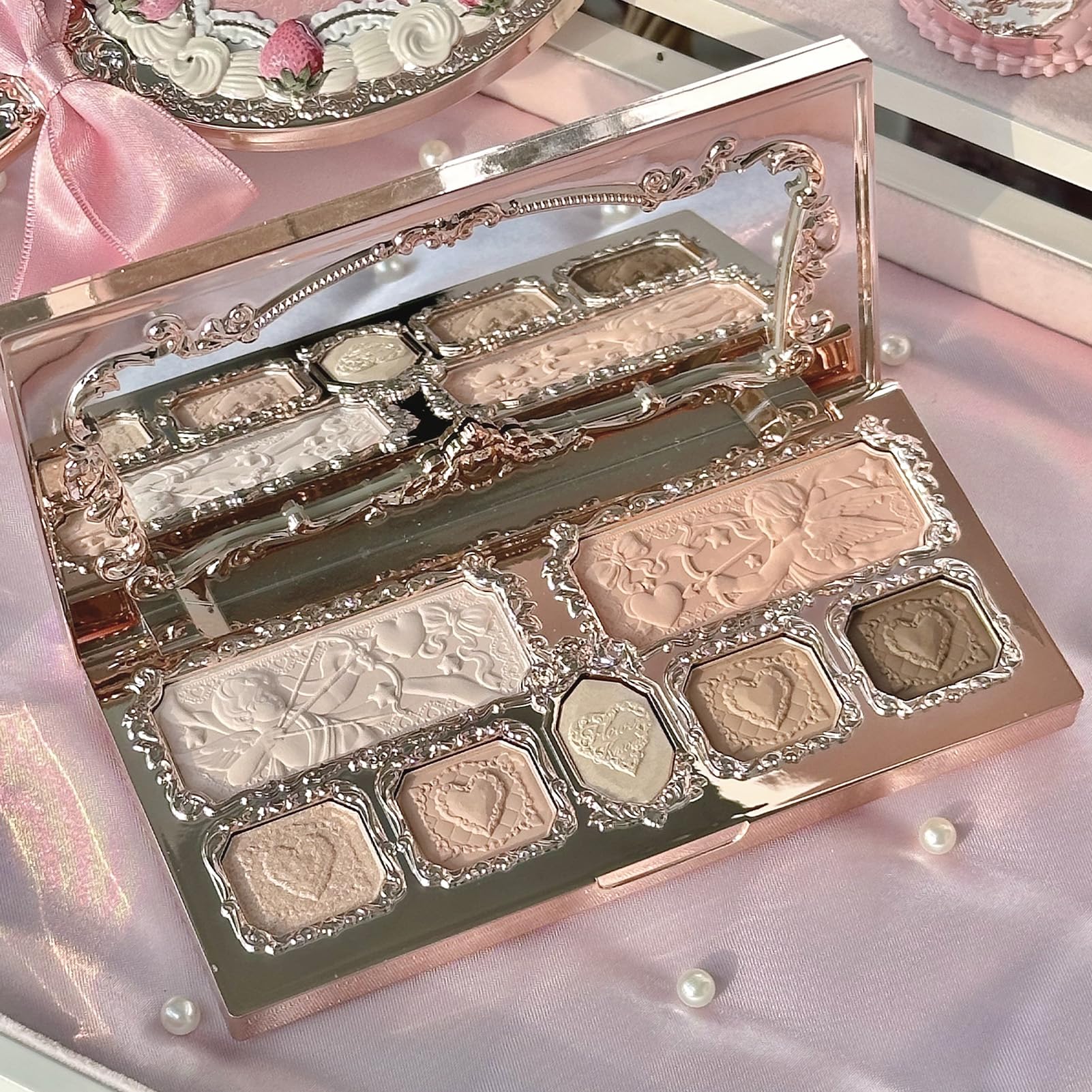 Pigmentation riche Flower Knows Fraise Cupidon offre couleur durable en un passage.