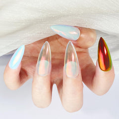 Effet aurora mermaid de la poudre FNNZ sur les ongles.