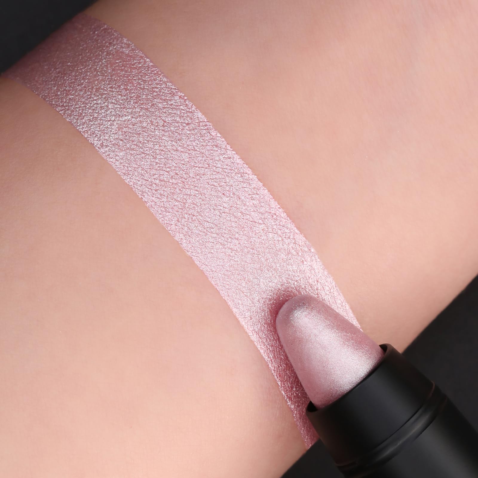 FOCALLURE Ultra Chic rouge à lèvres, forme compacte et facile à transporter.