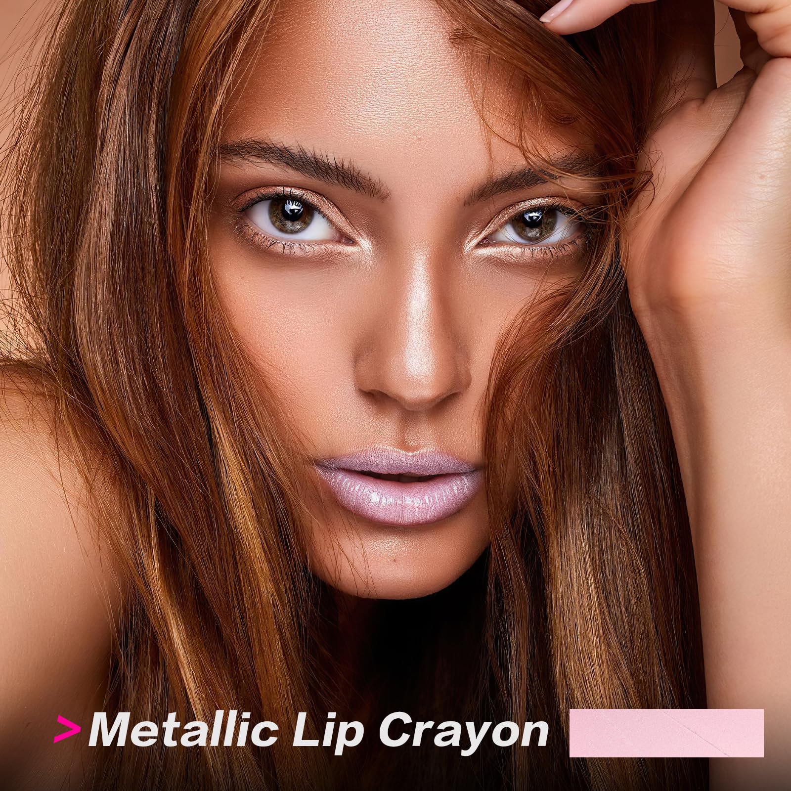 Application précise du FOCALLURE Ultra Chic Lipstick sur les lèvres.