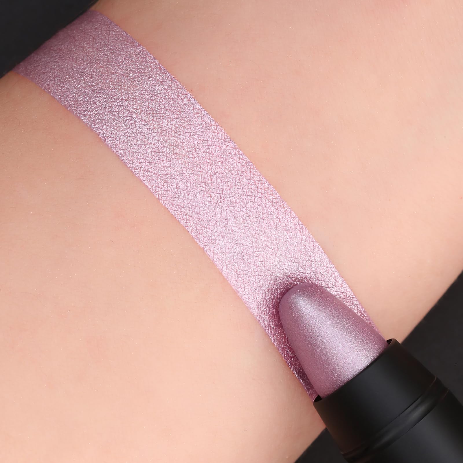 Texture satinée du Lipstick offrant un effet velouté.