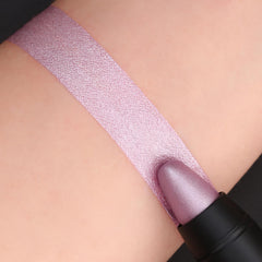Texture satinée du Lipstick offrant un effet velouté.