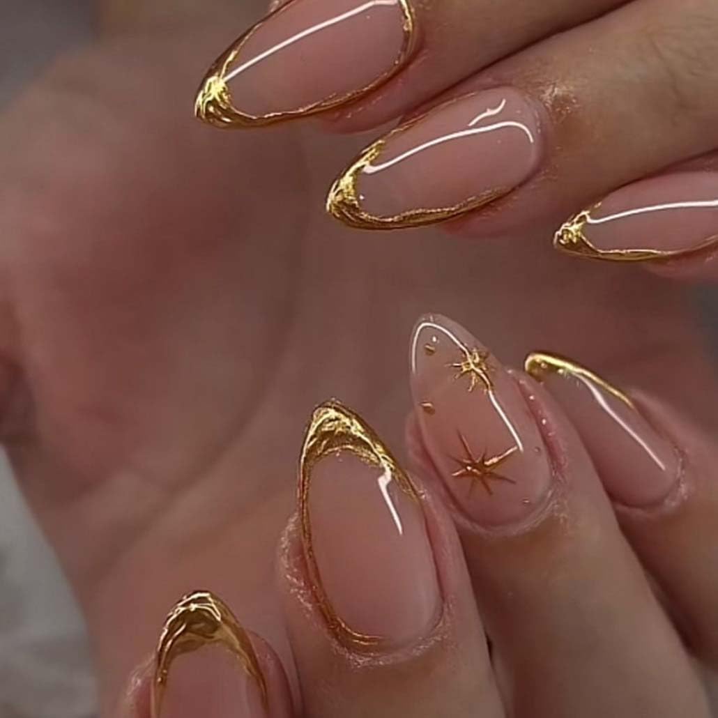 Foccna ongles press en amande avec ligne dorée, élégance prête à porter.