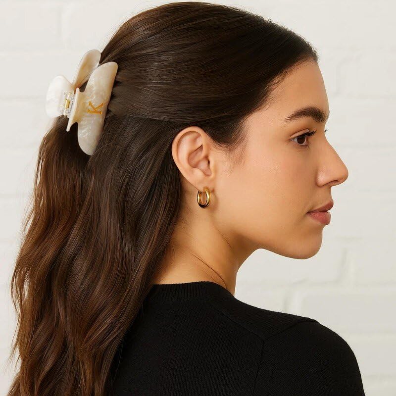 Détail monogramme sur la barette Fohufo, style personnalisé et élégant.