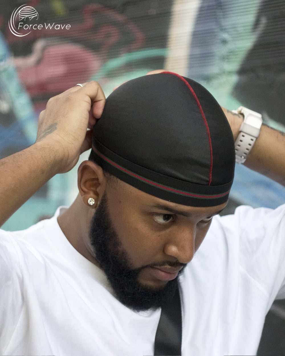 ForceWave bonnet satin noir avec bande verte et rouge, style élégant.