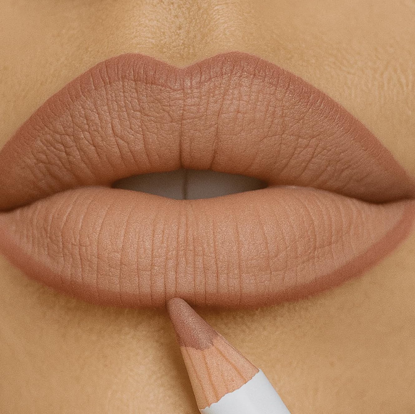 Échantillon nude Formless Beauty Lip Liner montrant hydratation et couleur fidèle.