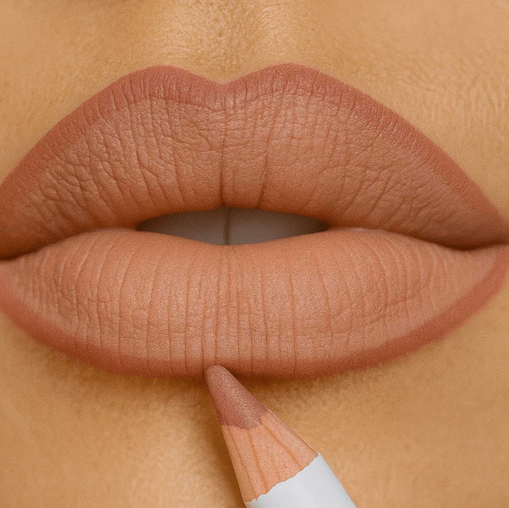 Échantillon nude Formless Beauty Lip Liner montrant hydratation et couleur fidèle.