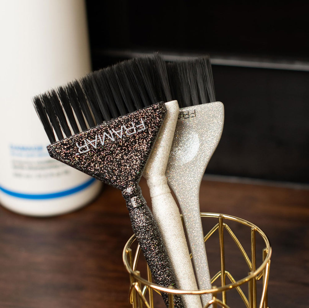 FRAMAR brosse coloration cheveux design paillette salon, rendu chic et polyvalent.