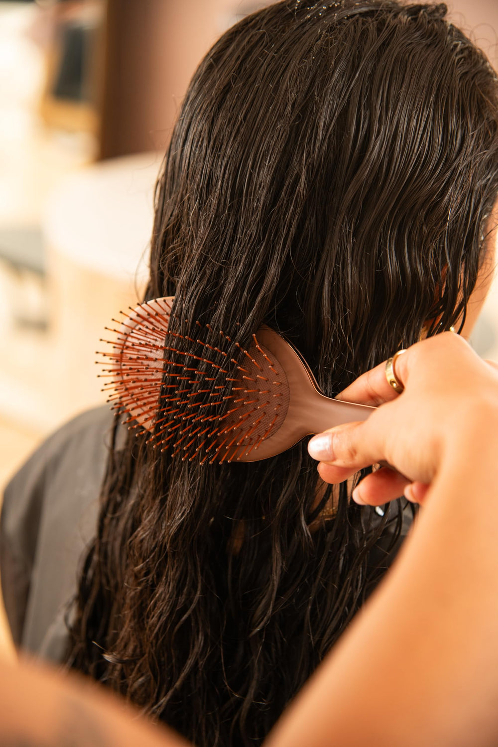 FRAMAR brosse démêlage chocolat, cuir chevelu massé : stimulation légère et circulation.