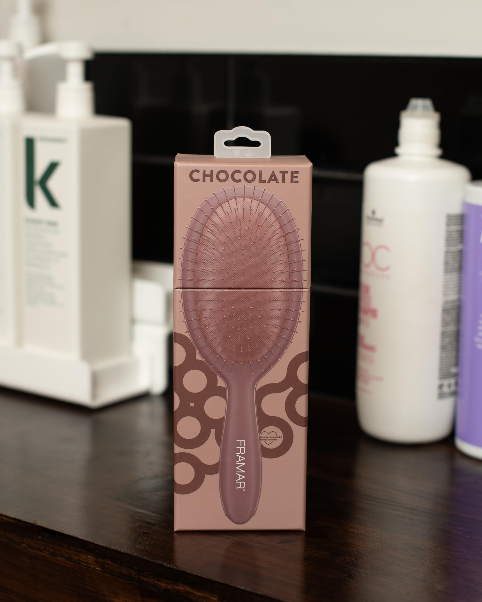 FRAMAR brosse démêlage chocolat, cheveux sensibles : douceur adaptée.