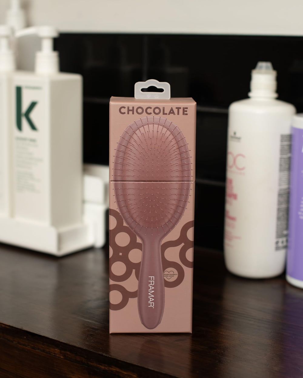 FRAMAR brosse démêlage chocolat, cheveux sensibles : douceur adaptée.