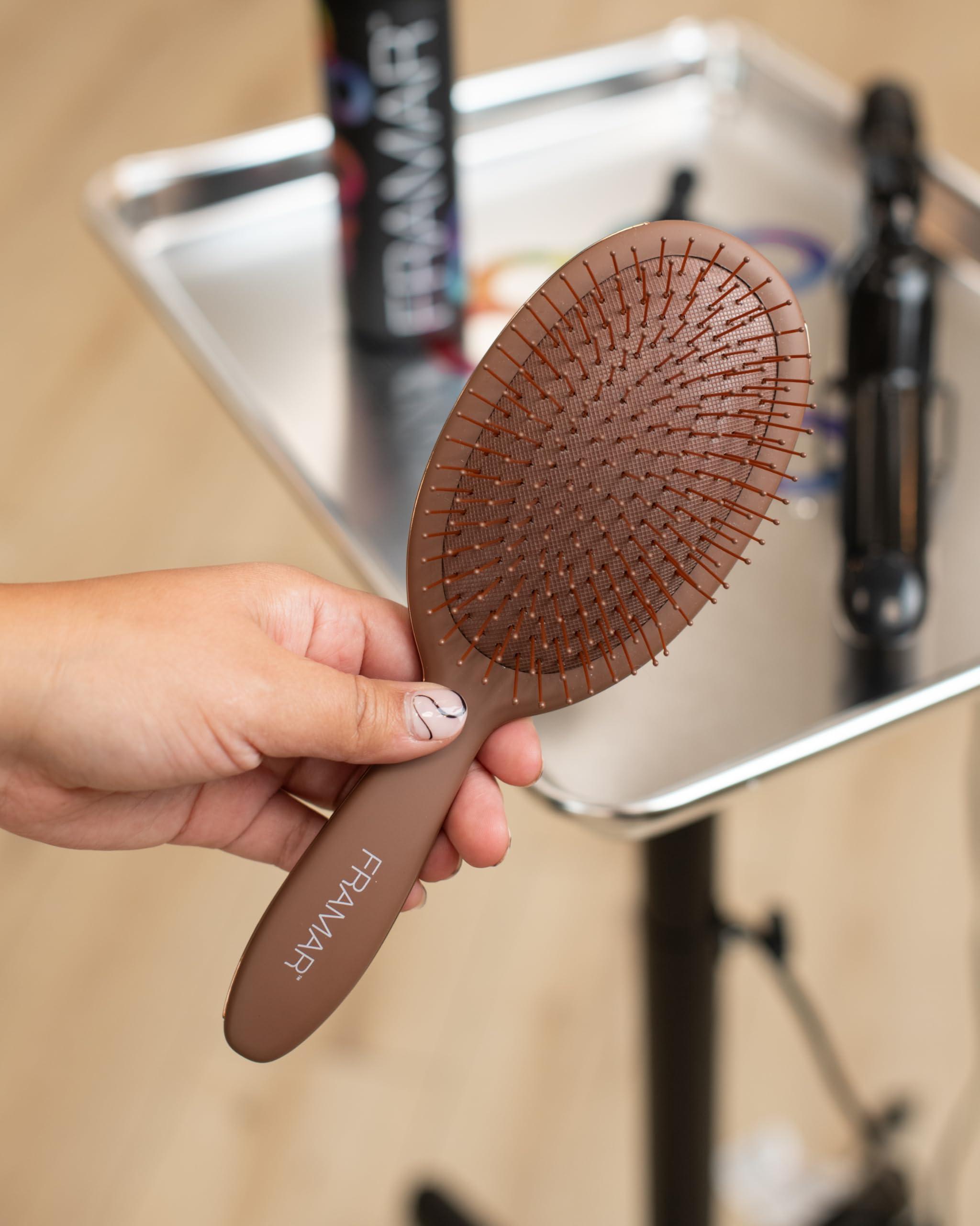FRAMAR brosse démêlage chocolat, routine matinale : démêlage rapide et efficace.