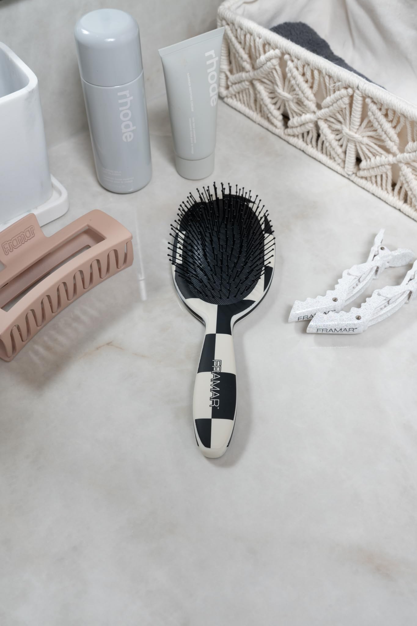 FRAMAR Brosse démêlante au design tendance et pratique.
