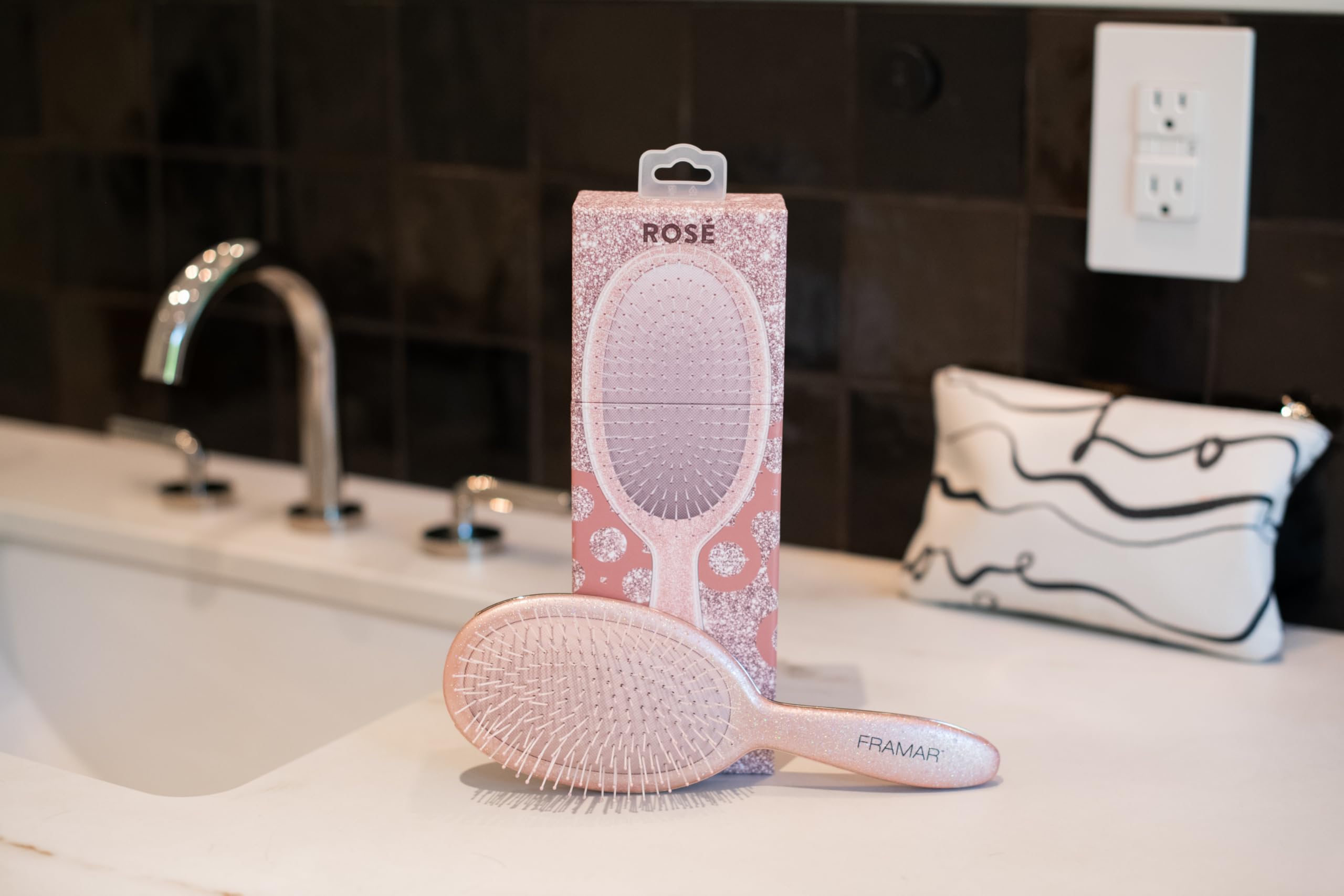 FRAMAR brosse démêlante boucles rose adaptée aux boucles.
