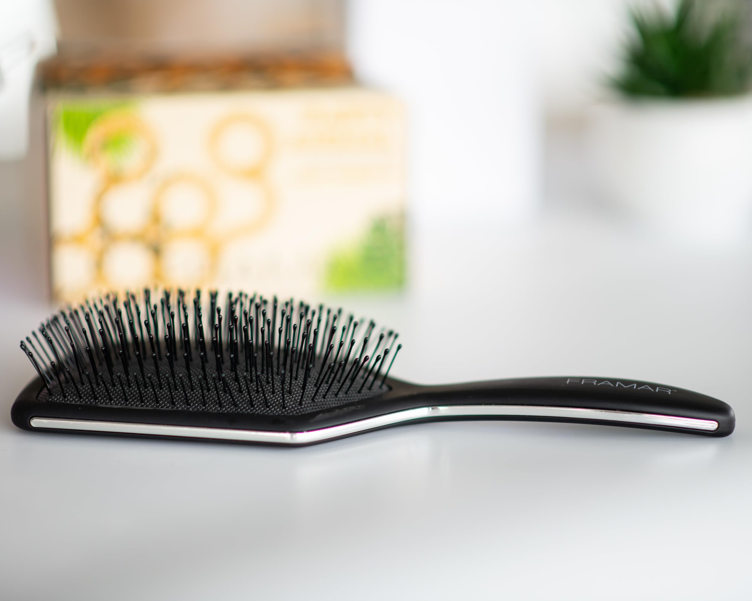 Brosse FRAMAR palette noire portable, idéale pour sac à main.