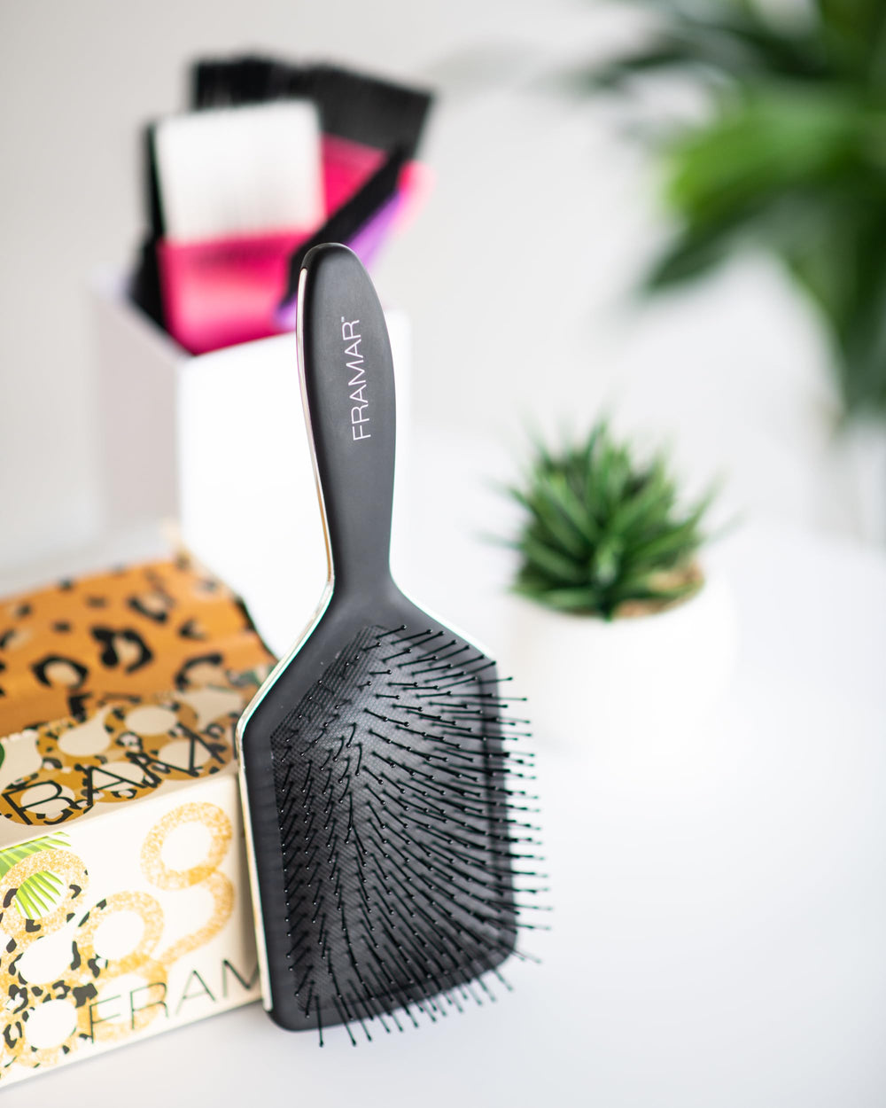 Brosse FRAMAR palette noire soin après shampooing pour cheveux soyeux.