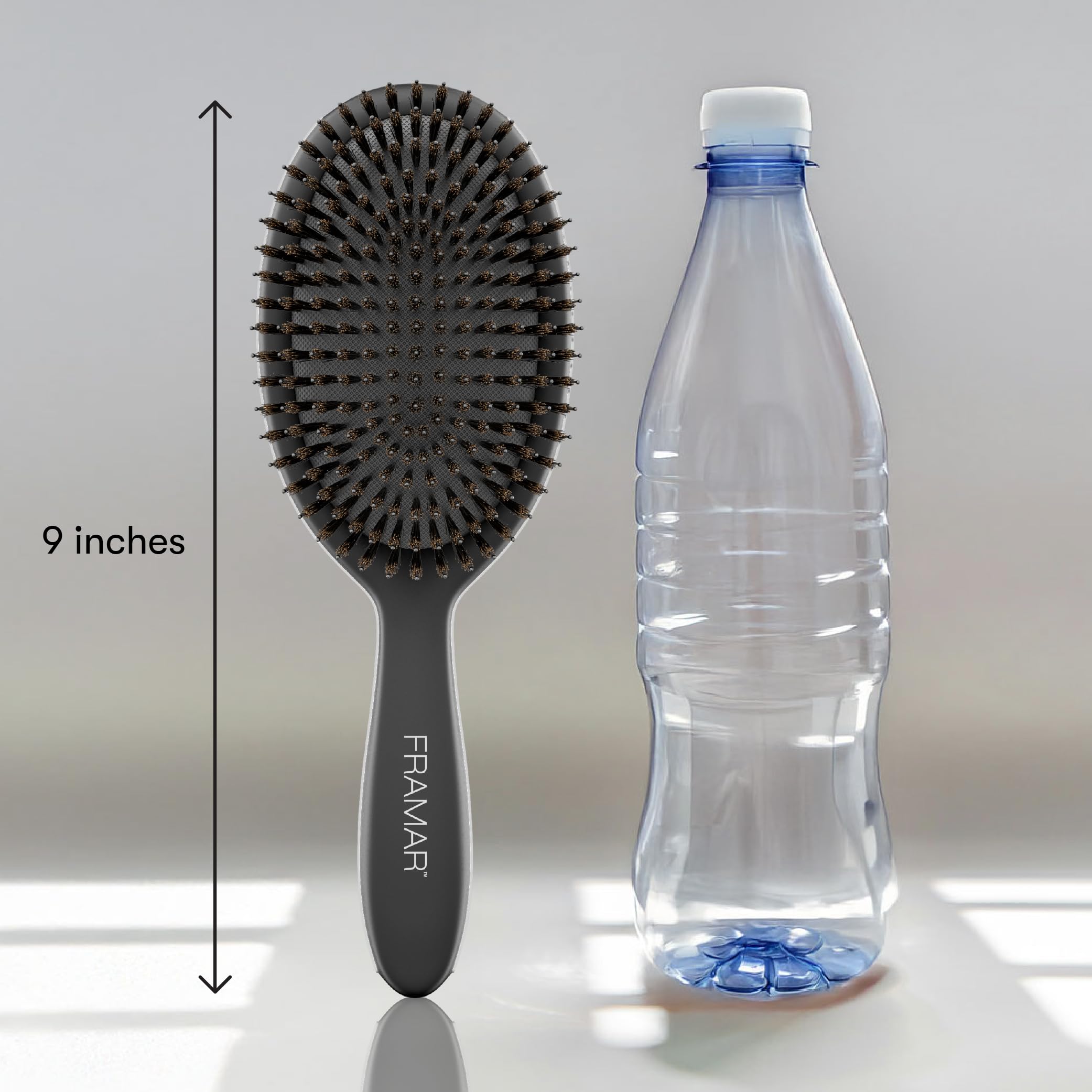 FRAMAR design noir alliant efficacité et élégance lors du brushing.