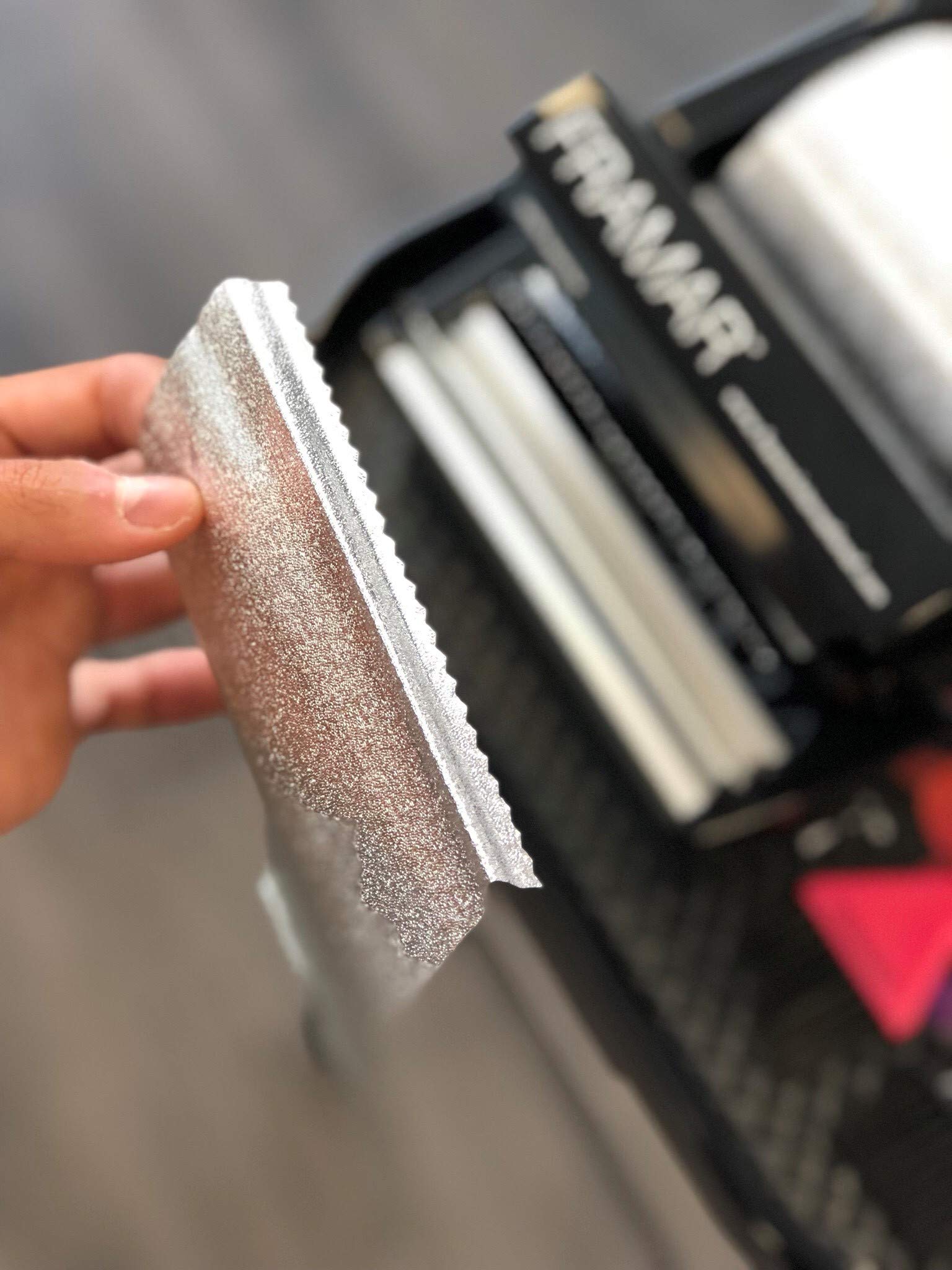 Framar Fold Freak Dispenser est conçu pour les coloristes professionnels.