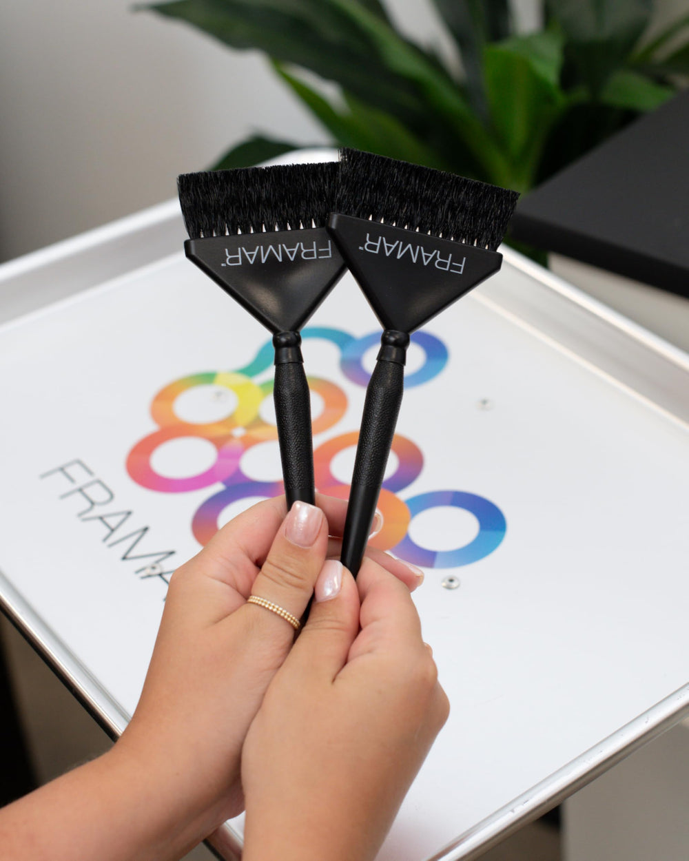 Pinceaux Framar pour une application près du cuir chevelu durable.