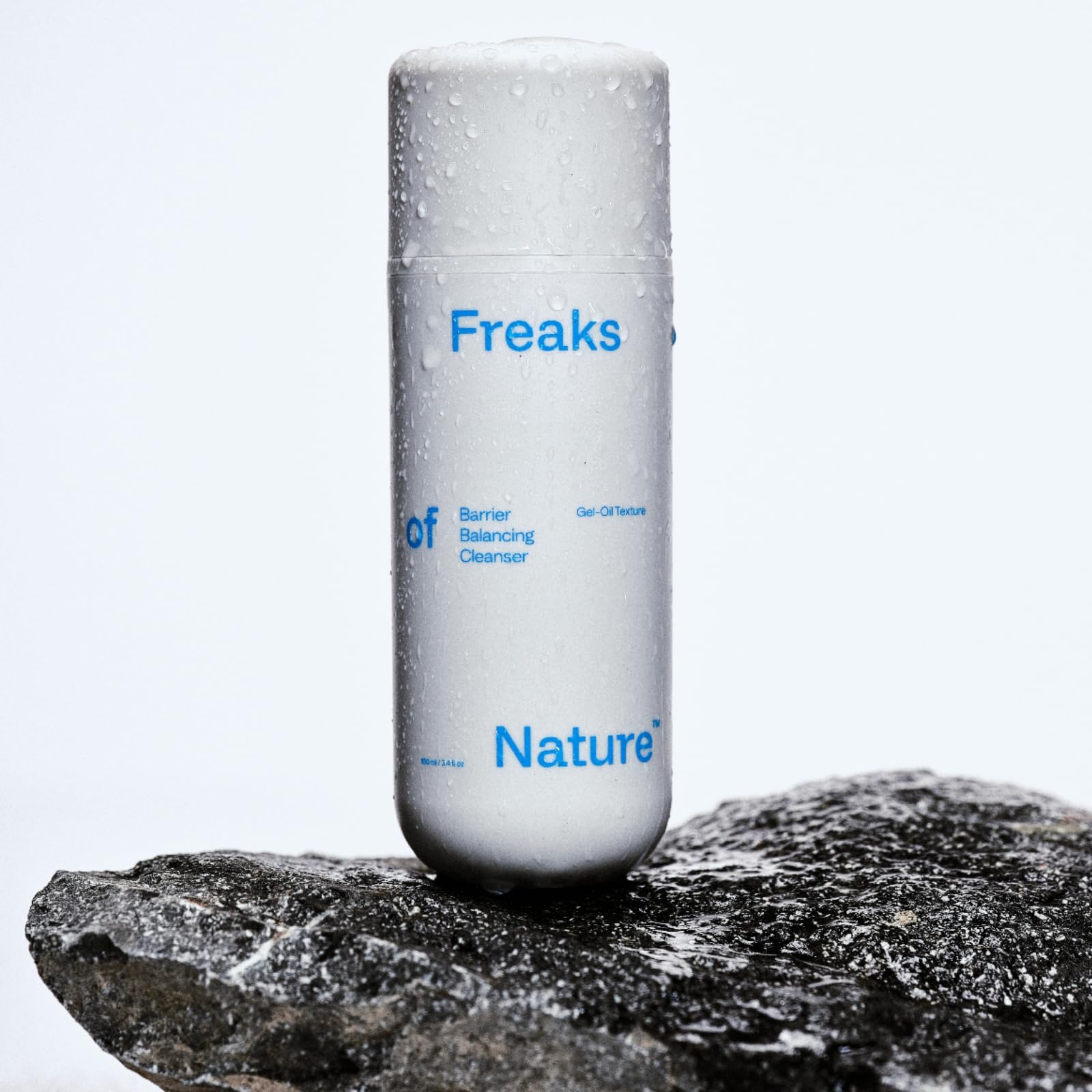 Freaks of Nature Barrier Balancing Cleanser – massage visage, expérience de soin douce et apaisante.