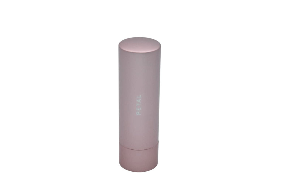 Fresh Sugar Lip Treatment Petal texture satinée pour une application douce.