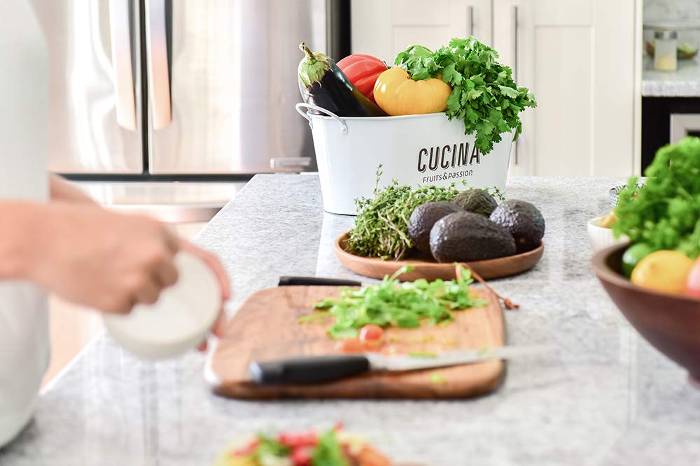 Application de la crème mains Cucina, texture lisse pour nourrir rapidement.