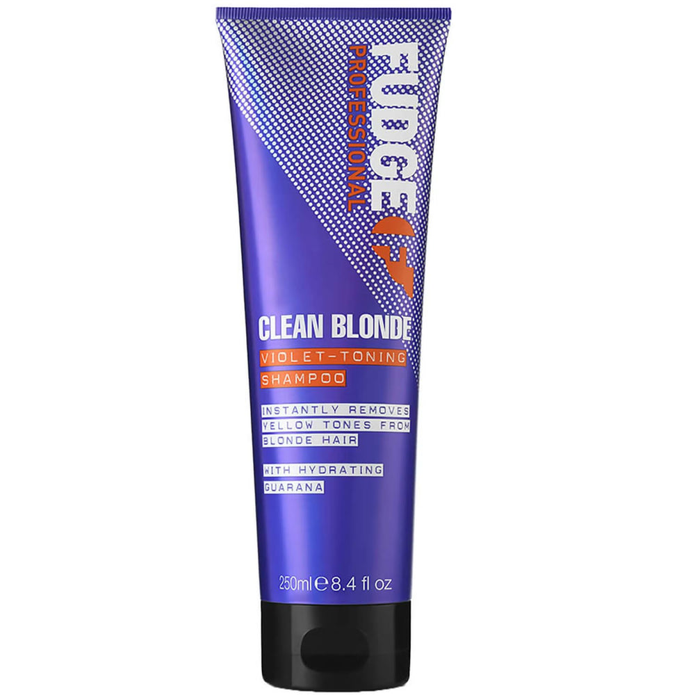 Shampooing Fudge Clean Blonde, bouteille noire prête à neutraliser les reflets jaunes.