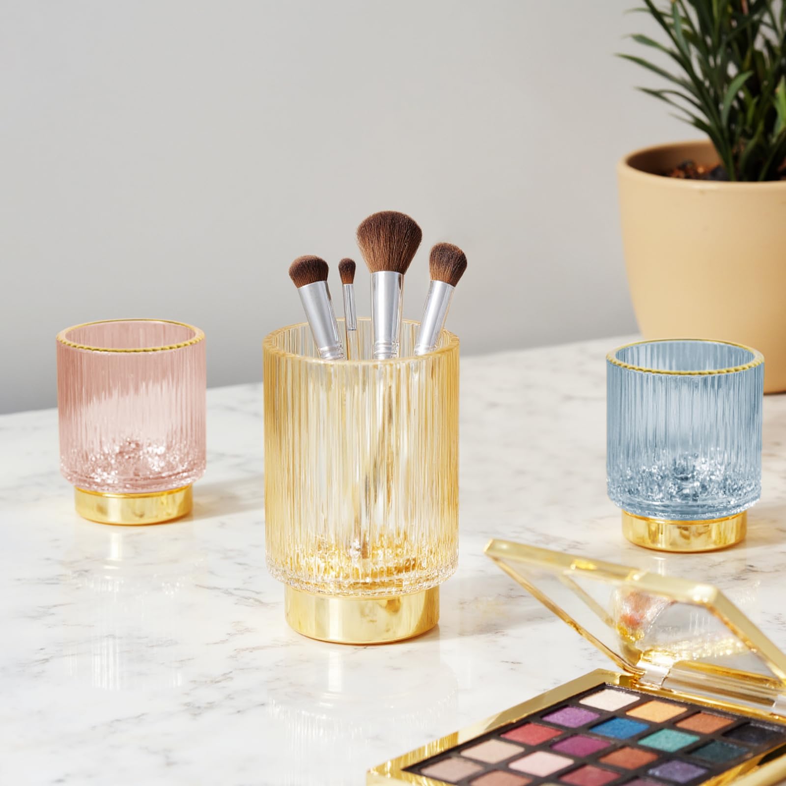 Détail du verre cristal rayé doré FullMeet, ajout luxueux pour bureau et coiffeuse.