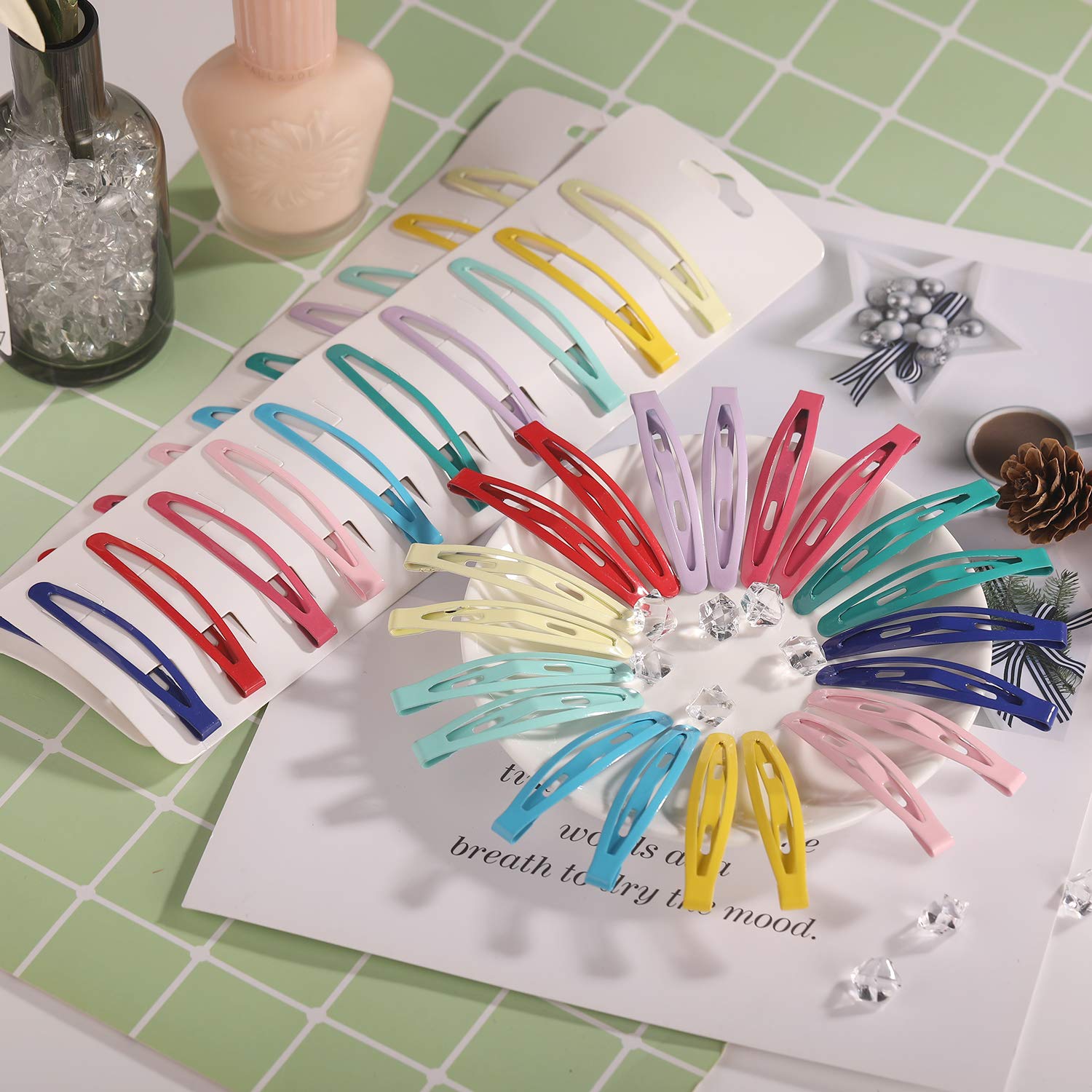 Pince Funtopia coloris lumineux pour sublimer les coiffures quotidiennes.