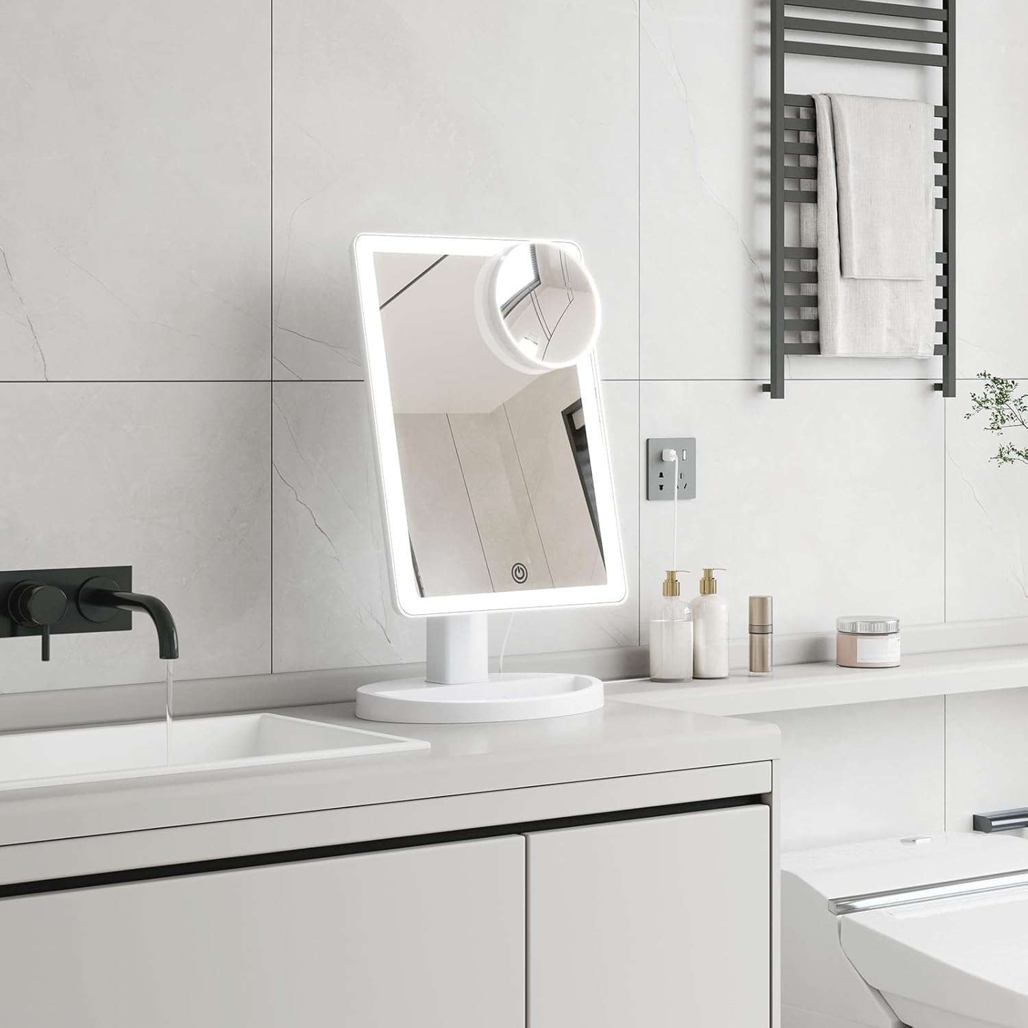 Base design pratique FUNTOUCH avec rangement pour cosmétiques et bijoux.