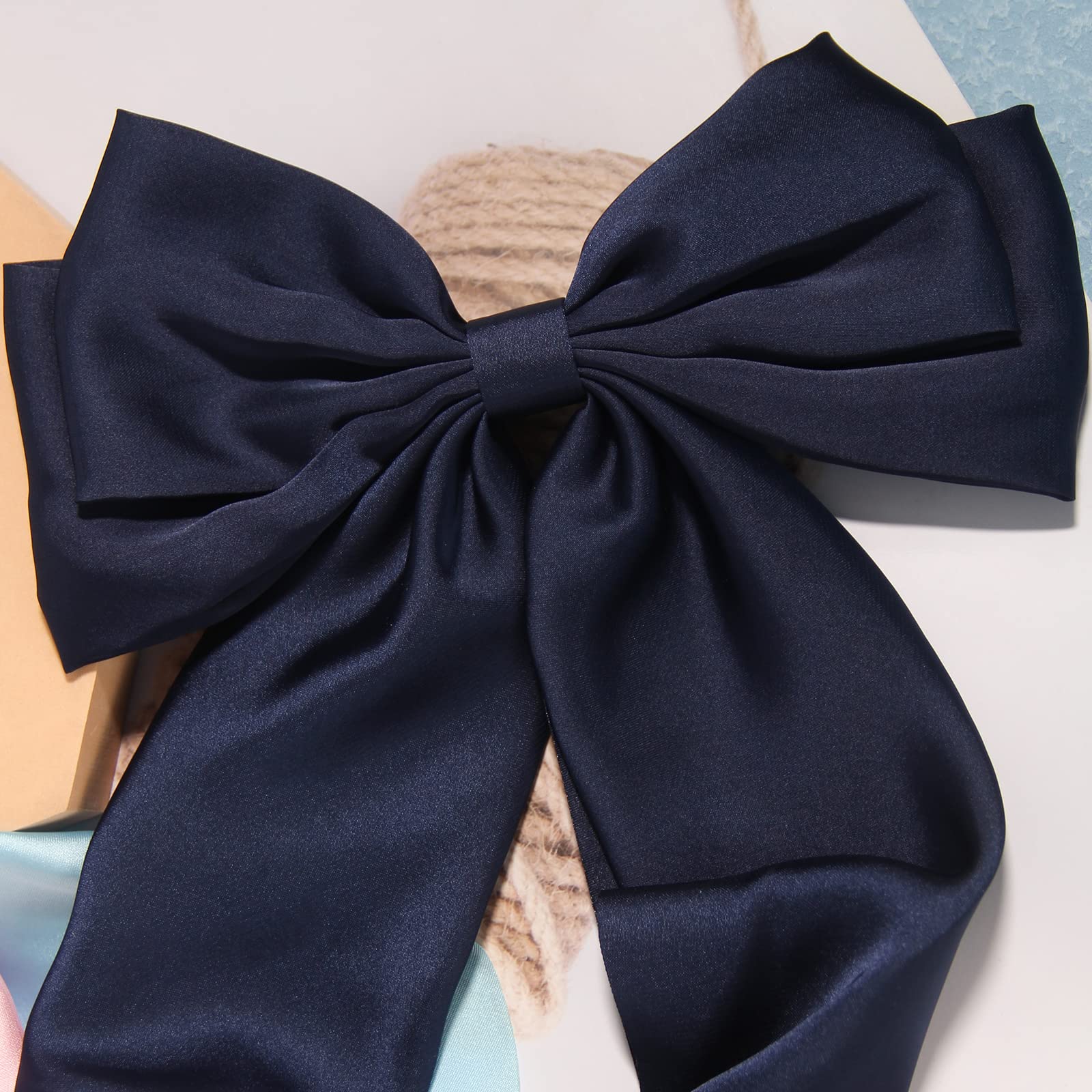 Furling Pompoms, accessoire cheveux pour mariage, charme vintage assuré.