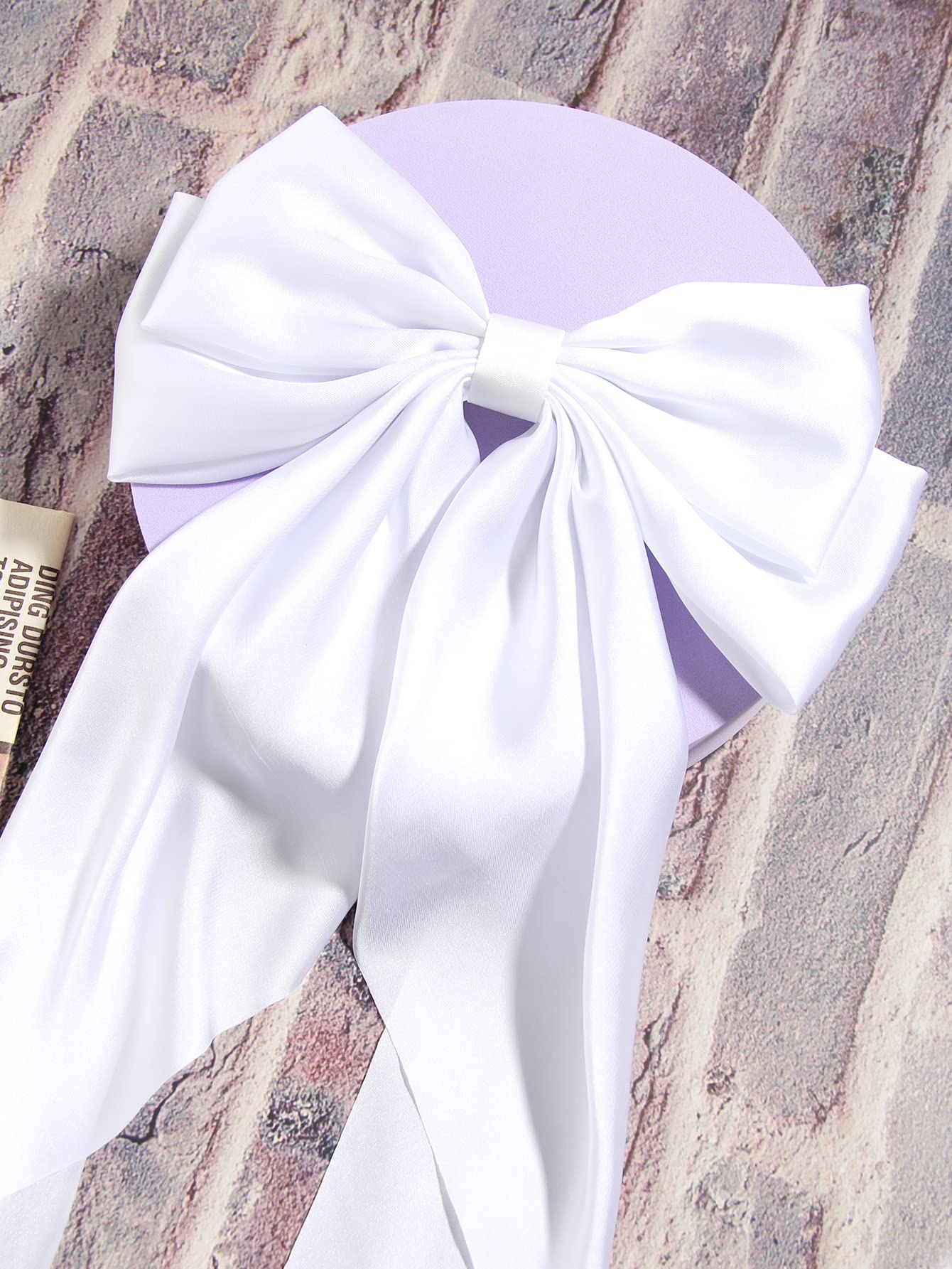 Furling Pompoms, noeud satin blanc, touche lumineuse pour cérémonie.