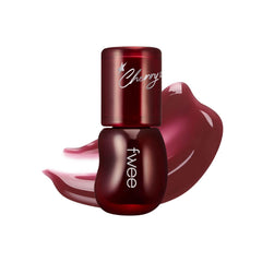fwee 3D Voluming Gloss – brillance éclatante sur la teinte Cherry Cola.