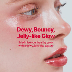 Fwee Glowy Jelly Pot appliqué sur lèvres et joues pour un look frais.