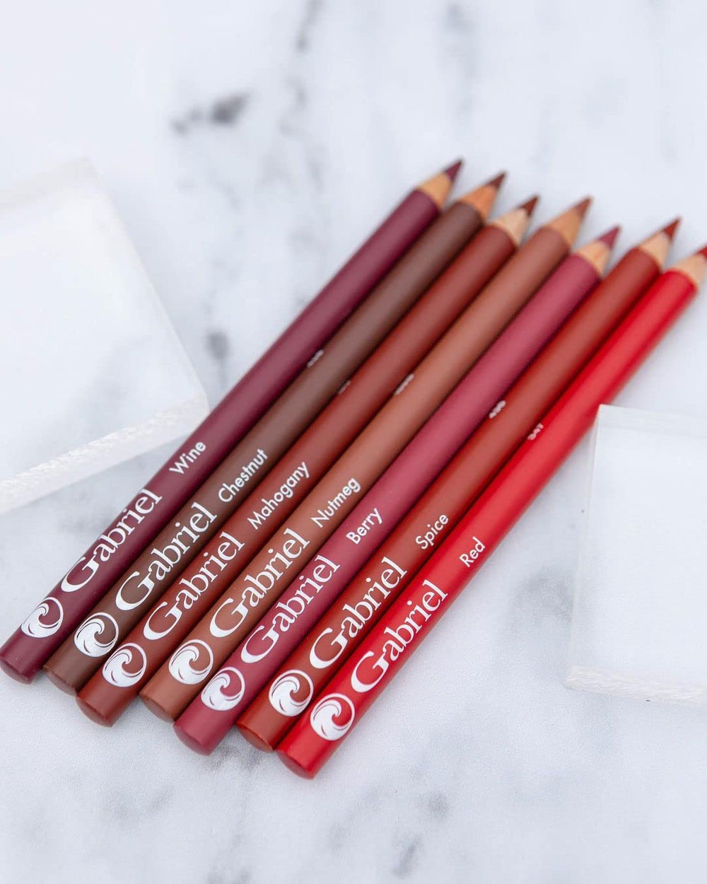 Gabriel Cosmetics crayon levres classique framboise pointe fin pour une application nette.