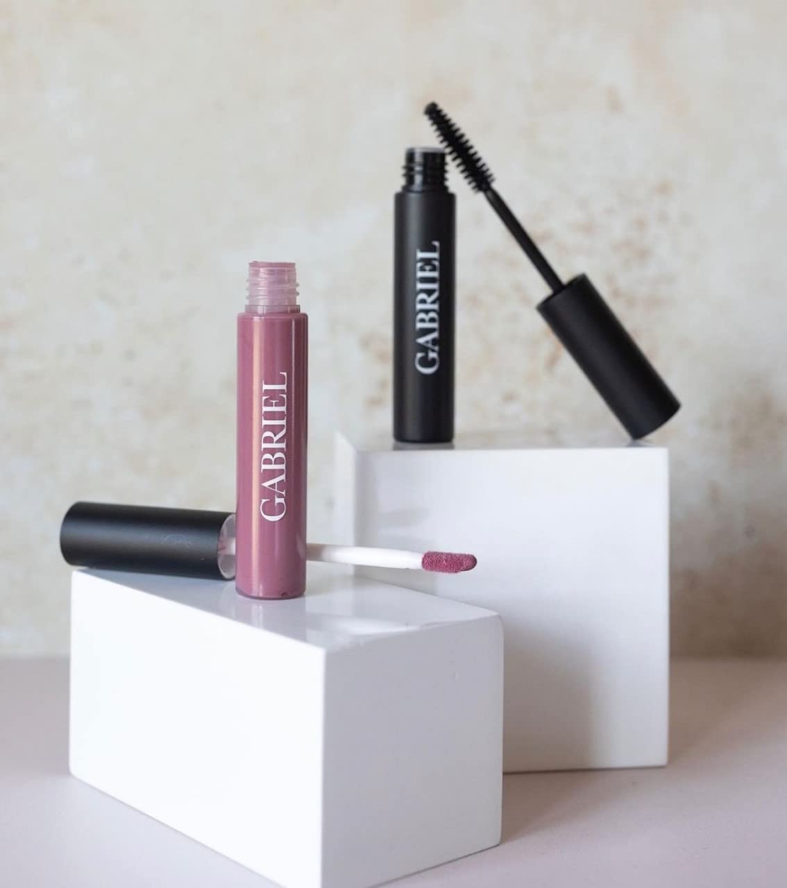 Mascara Gabriel Noir, application rapide et précise pour intensifier le regard.