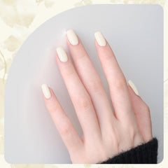 GAOY Green White Spring top coat bottle highlighting crystal shine.