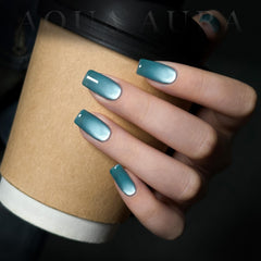 GAOY Vernis Gel Bleu Effet Œil-de-Chat en application sur ongles, texture lisse