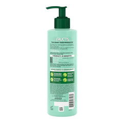 Application de la crème sans rinçage Garnier Fructis sur les cheveux et brillance