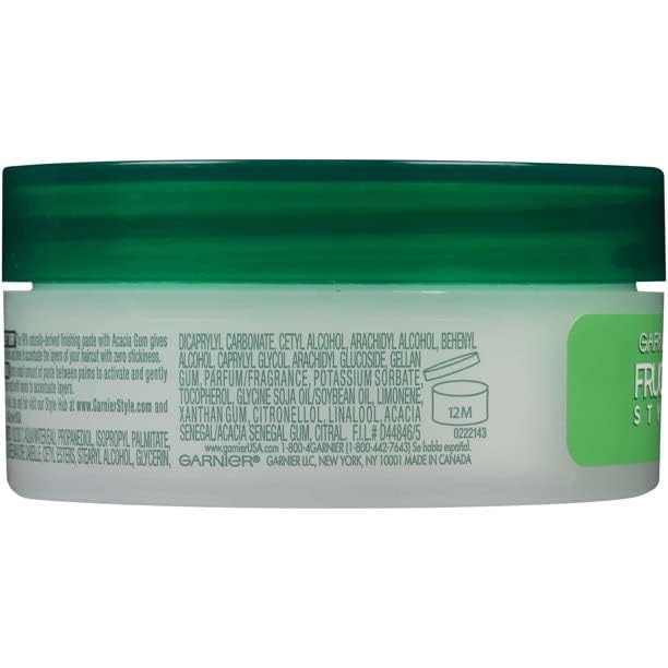 Garnier Fructis Style Pure Clean Finishing Paste — main en mouvement, contrôle sans collant.