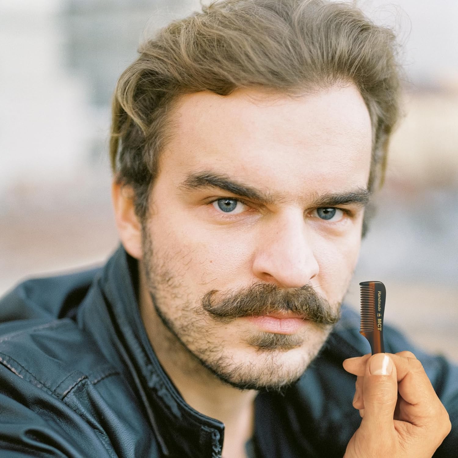 Peigne pour moustache, barbe et cheveux, usage sec ou humide.