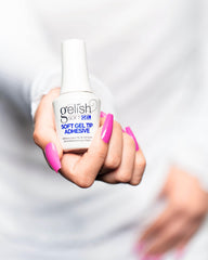 Gelish Soft Gel Tip Adhesive — finition durable pour des ongles élégants et résistants.