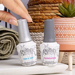 Gelish Base Gel application sur l’ongle, base solide pour une tenue durable.