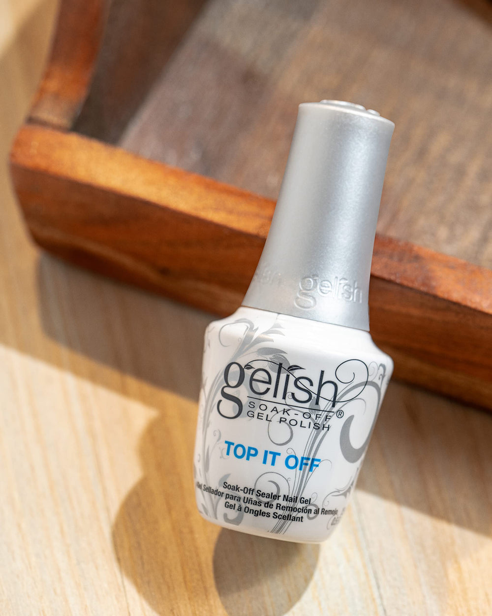 Gelish Top It Off: application uniforme pour une finition lisse et durable.