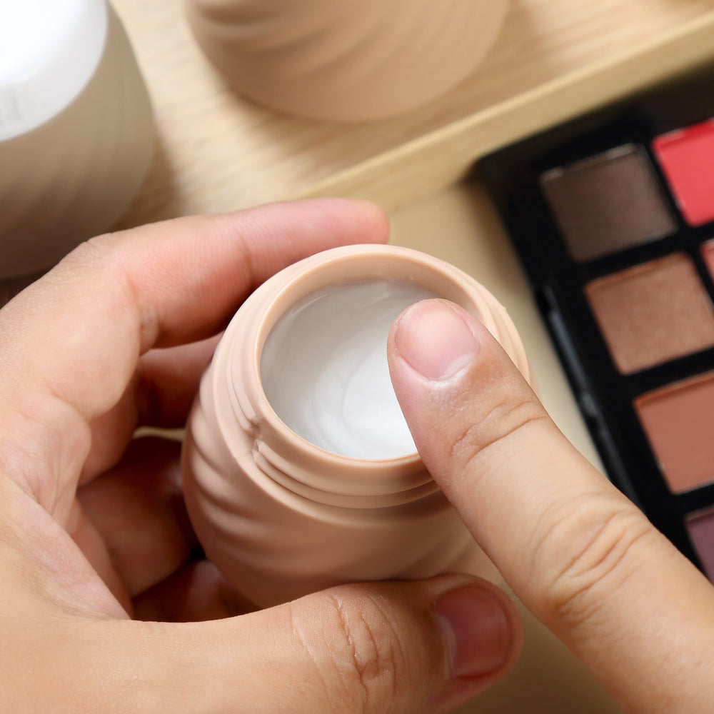 Gemice pot poudre silicone - usage facile en voyage et rangement.